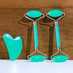 Venta al por mayor de resinas cabeza cuello SPA masajeador cuerpo <span class=keywords><strong>Guasha</strong></span> herramientas Jade masaje Facial rodillo y <span class=keywords><strong>Guasha</strong></span> conjunto verde Jade rodillo Gua Sha - Product Image 1