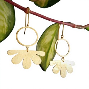 Pendientes Colgantes de Flor de Latón Chapado en Oro, Estilo Bohemia, Pendientes de Moda para Mujer - Product Image 1