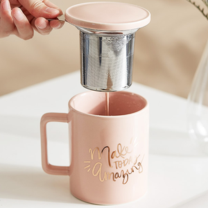 Tasse à thé en céramique rose avec logo doré avec couvercle et infuseur en acier inoxydable - Product Image 1
