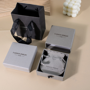 Set <span class=keywords><strong>di</strong></span> imballaggi <span class=keywords><strong>di</strong></span> gioielli <span class=keywords><strong>di</strong></span> <span class=keywords><strong>lusso</strong></span> Logo personalizzato in microfibra custodia con inserto tampone per pulire la scatola del cassetto <span class=keywords><strong>di</strong></span> carta per gioielli - Product Image 4