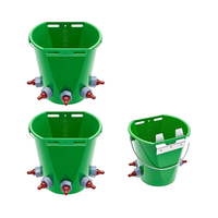 Seau d'alimentation en lait d'agneau en plastique vert 8L Bouteille d'alimentation pour animaux de ferme de haute capacité avec plusieurs mamelons pour bovins, moutons, chèvres et porcs
