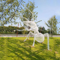 Sculpture d'abeille moderne en acier inoxydable pour la décoration de jardin extérieur, art contemporain en métal sur le thème des insectes, tailles et couleurs personnalisables
