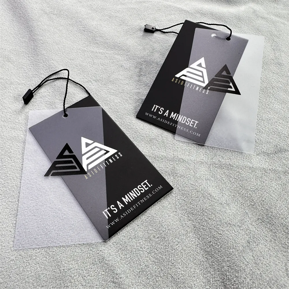 Op Maat Bedrukt Logo Kledingstuk Papier Hangtags Luxe Kleding Swing Tags Met String Doorzichtige Transparante Matte Pvc Kleding Hang Tag