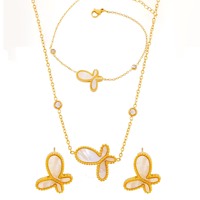 Elegante Juego de Joyería con Aretes de Mariposa Chapados en Oro de 18K, Pulsera de Acero Inoxidable y Collar de Mariposa con Concha Blanca