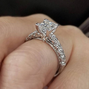 Anello di Fidanzamento da Donna in Oro Bianco con Diamante Taglio Principessa F405 Colore D - Product Image 2