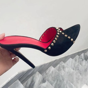 Sandalias de tacón de aguja con remaches metálicos personalizados para mujer, estilo peep toe, zapatos de vestir con tacón fino en mules y slides. - Product Image 6