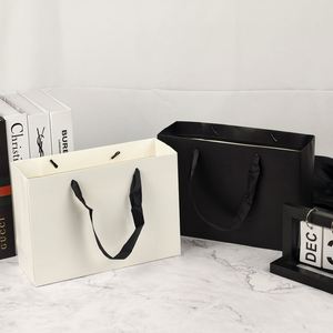 Bolsa de Papel Kraft Reciclable Blanca de Lujo con Logotipo Personalizado USM, para Relojes y Joyería, con Asa de Cinta y Estampado Dorado en Relieve - Product Image 4