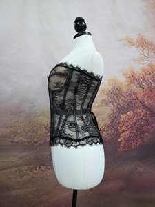 Encantador Top Corsé Estructurado con Cuello Halter en V, Encaje Floral y Varillas, Ideal para Sesiones de Estudio y Atuendos de Noche - Product Image 4