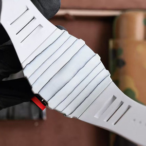 Montre-bracelet pour homme de forme tonneau, avec cadran squeletté luxueux et élégant, bracelet en caoutchouc blanc, mouvement mécanique, logo OEM. - Product Image 4