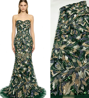 Tissu de luxe en sequins lourds et perles, motif floral feu d'artifice, dentelle verte émeraude, tulle maillé pour robe de bal glamour