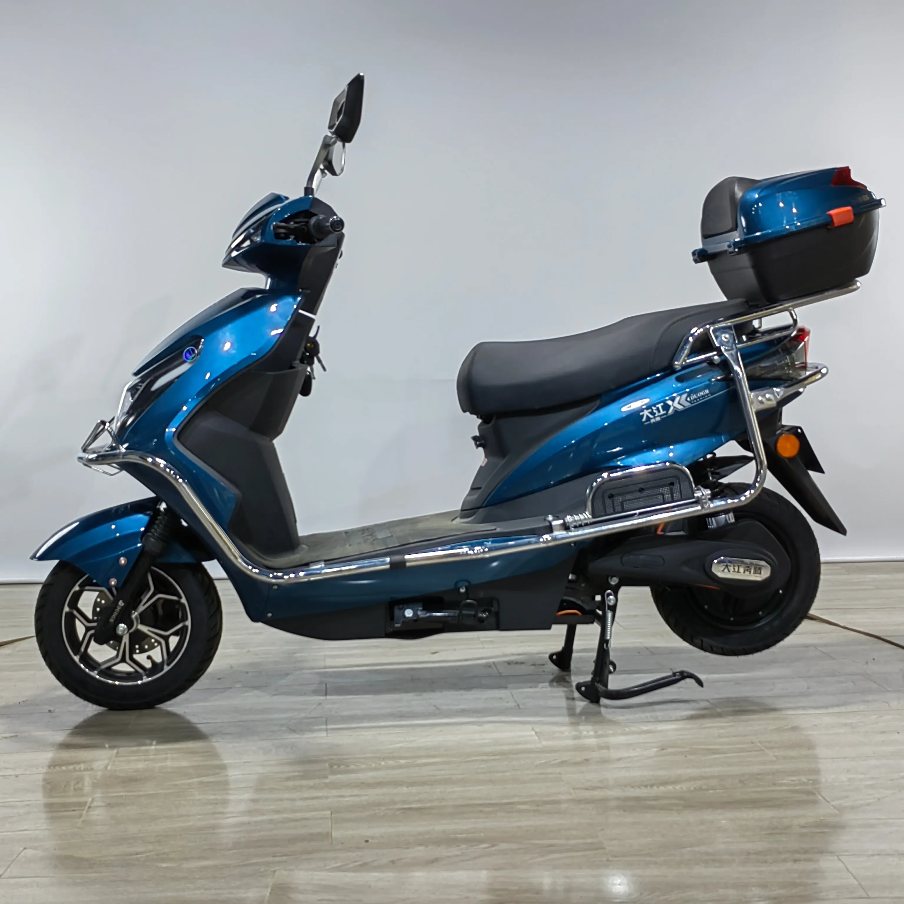 Vendita calda due ruote ciclomotore elettrico ad alta velocità 1500w 72v moto Scooter elettrico moto moto moto pendolarismo quotidiano