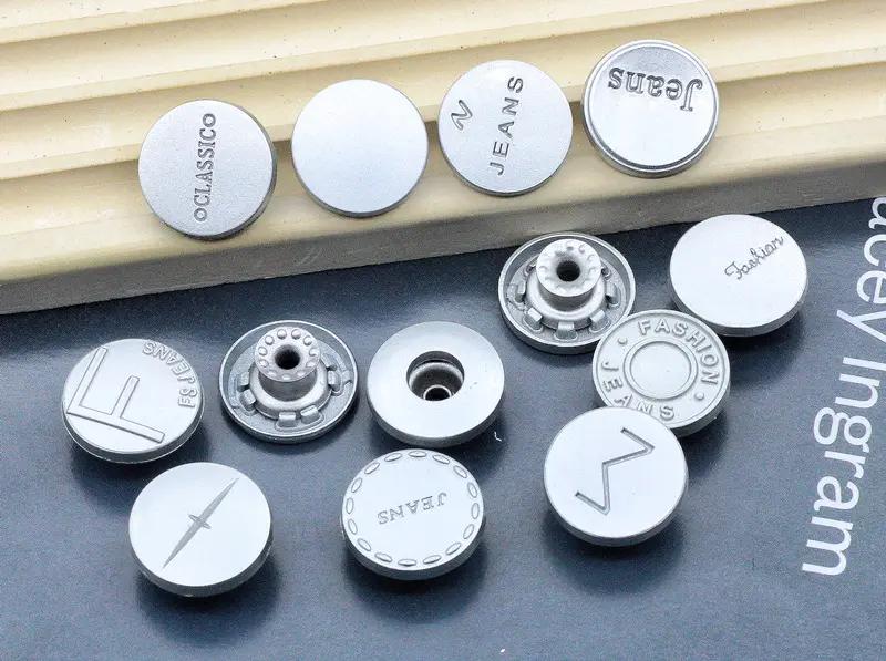 निर्माता डेनिम पंत बटन जस्ता मिश्र धातु ब्रांड नाम कस्टम लोगो धातु पीतल जीन्स बटन के लिए जैकेट