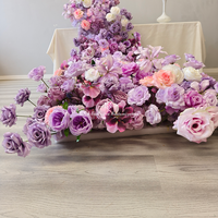 Grande quantité de couronnes romantiques violettes pour la décoration de mariage, avec des fleurs de table réalistes et oniriques.