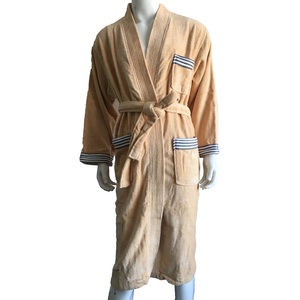 <span class=keywords><strong>Accappatoio</strong></span> Barocco con Logo Ricamato in Oro, <span class=keywords><strong>Accappatoio</strong></span> in Cotone Nero Goffrato per <span class=keywords><strong>Uomo</strong></span> - Product Image 1