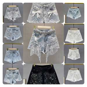 Shorts en jean courts pour femmes avec des styles imprimés, fendus et ajustés, expédiés de manière aléatoire - Product Image 2