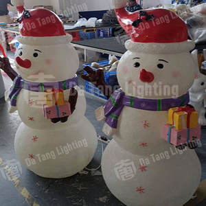 Les lumières des bonhommes de neige illuminent les rues, les parcs et les expositions de jardins d'hiver pendant les fêtes. - Product Image 6