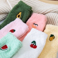 Chaussettes en molleton de corail de longueur d'équipage broderie personnalisée Logo dames hiver respirant sol sommeil chaussettes floues