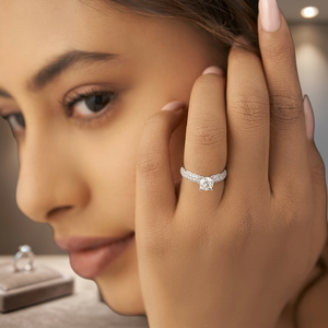 Anillo de Compromiso de Diamantes Brillantes con Baño de Rodio en Oro Blanco de 18K Certificado, con Piedras Laterales Pavé, Joyería Clásica para Novia - Product Image 2