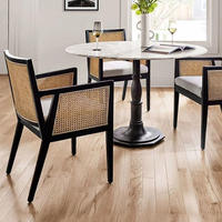Chaise de salle à manger de style nordique, structure en bois avec assise en rotin naturel tressé, siège décoratif d'intérieur adapté à divers scénarios de repas