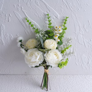Bouquet de fleurs artificielles Yunshui Chanxin Lu Lian, roses blanches avec eucalyptus pour la décoration de la maison et des mariages CF01345 - Product Image 3