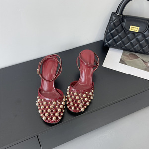 Nouvelle tendance mode printemps 2026 : Sandales slingback à bout carré et rivets métalliques, talons aiguilles français rouges - Product Image 1