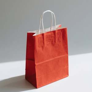 Sacs en papier kraft rouges recyclables de 12*6*15 cm pour emporter, pour la vente au détail de vêtements, pour les baby showers, pour les cadeaux - Product Image 4