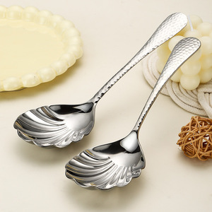 Cuchara para servir de acero inoxidable 304, con forma de concha y mango martillado, material de calidad alimentaria para uso en hoteles y restaurantes - Product Image 1