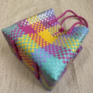 Sacs à main uniques en mélange de couleurs, sacs tissés pour femmes faits à la main, matériau plastique recyclé de qualité supérieure, tissage recyclé d'Indonésie - Product Image 5