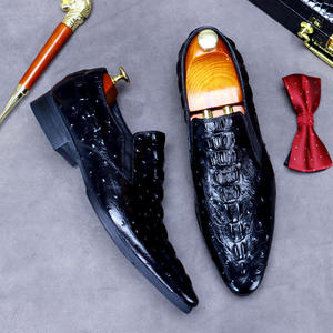 Chaussures d'été respirantes pour hommes avec broderie, chaussures décontractées pour le travail, finition en cuir, chaussures en cuir confortables et tendance pour hommes - Product Image 1