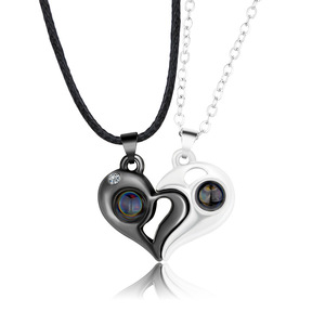 Collana per Coppie Hainon con Magneti Attrattivi 'Ti Amo' in 100 Lingue, Regalo per San Valentino - Product Image 4