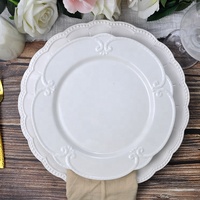 Assiettes de table en porcelaine blanche gaufrée en gros, sous-assiettes festonnées, service de vaisselle en céramique gravée pour la décoration de table de mariage