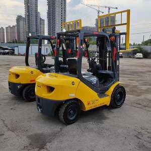 Chariot élévateur diesel Komatsu 3 tonnes 4x4 tout-terrain avec moteur, hauteur de levage de 4,5 m, meilleur rapport qualité-prix - Product Image 3