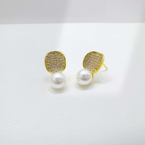 Venta al por mayor de pendientes pequeños de perlas en plata de ley 925 y oro de 14k, únicos, estilo coreano, minimalistas, para mujer, ideales para las vacaciones de verano. - Product Image 5