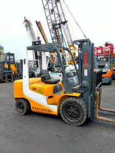 รถยกดีเซล TCM FD230 FD30 T3 ขนาด 3 ตัน พร้อมยางตันสำหรับพื้นขรุขระ ขับเคลื่อน 4 ล้อ  ประสิทธิภาพสูง พร้อมเสากระโดงสามตอน - Product Image 1