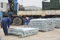 Pieux de fondation hélicoïdaux robustes pour panneaux solaires, ancrage en acier galvanisé à chaud pour la construction