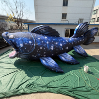 Énorme poisson abyssal gonflable, ancien organisme marin Coelacanth avec souffleur pour exposition d'art sur le thème de la vie préhistorique