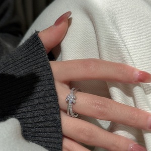 Bague en argent pur S925 nouée, design vintage de luxe, design de niche, simple, tendance, micro-incrustée de moissanite - Product Image 1
