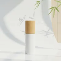 Flacon en verre blanc mat de luxe écologique avec couvercle en bambou et pompe à estampage doré pour emballage de soins de la peau