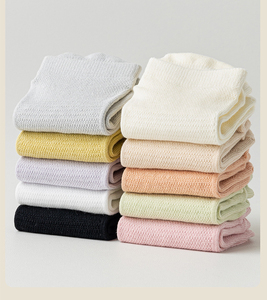 Calzini da <span class=keywords><strong>Yoga</strong></span> Personalizzati REMOULD per Donna, Lavorati a Maglia con Logo, Polsino e Fondo Antiscivolo, Copertura Alta alla Caviglia - Product Image 3