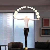 Grande sculpture abstraite humaine, lampe sur pied, décoration de cour d'hôtel, sculpture artisanale en fer, lampes sur pied en forme de femme