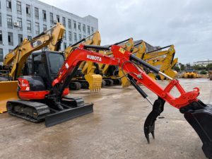 Excavatrice hydraulique Kubota U55-4 d'occasion pour zones restreintes, engin maniable de 5,5 tonnes pour la réfection de voies et allées de communes résidentielles - Product Image 4