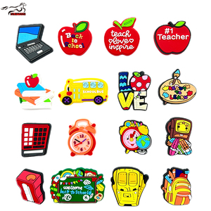 Mustang nueva llegada al por mayor PVC personalizado escuela maestro estudiante PVC suave goma <span class=keywords><strong>zuecos</strong></span> encanto hebilla accesorios Decoración - Product Image 2