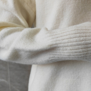 Conjunto de 2 Piezas Casual para Mujer, Suéter de Punto Suave con Cuello en V, Falda de Cola de Pez de Cintura Alta, Estilo Invernal Premium - Product Image 2