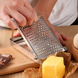 Râpe à fromage en acier inoxydable avec plateau pour usage en cuisine - Product Image 1