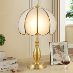Lámpara de mesa con pantalla de cristal de columna dorada de estilo Vintage americano para bodas y matrimonios para decoración del hogar o uso en eventos - Product Image 2
