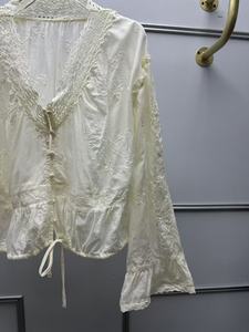 Blusa Elegante de Manga Larga para Mujer, Cuello en V, Color Sólido, Ajustada, con Bordado Calado y Encaje, Estilo Casual - Product Image 4