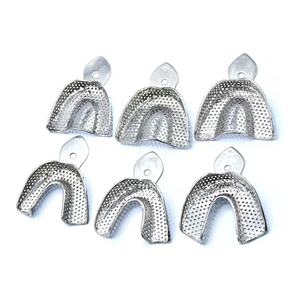 Set di 6 Portaimpronte Riutilizzabili per Impronte Dentali Piccole Medie Grandi Superiori Inferiori Strumenti Manuali per Dentisti in Metallo e Plastica - Product Image 2