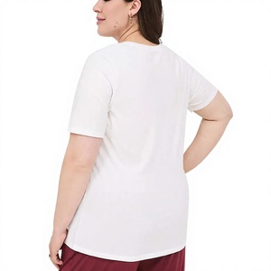 เสื้อยืดผู้หญิงไซส์ใหญ่ คอวี ผ้าฝ้าย 100% สีพื้นเรียบ OEM เป็นมิตรกับสิ่งแวดล้อม ระบายอากาศได้ดี กันยับ แห้งเร็ว สไตล์ลำลองแนวสตรีท - Product Image 6