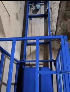 ลิฟต์บรรทุกสินค้าแบบไฮดรอลิกไฟฟ้าแท่นขุดเจาะบ้านและคลังสินค้าคู่มือเครื่องจักรก่อสร้างรางประเภทสินค้าขนถ่าย - Product Image 2