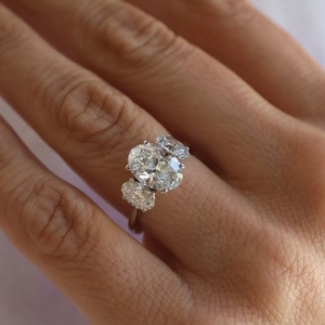 Custom GRA oval moissanite diamantes 18K oro blanco trilogía compromiso boda joyería fina anillos moissanite anillo - Product Image 3